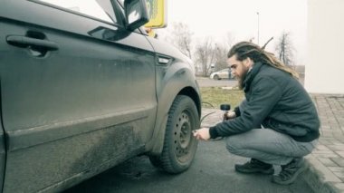 El ve araba tekerleği hava basıncı ekle.