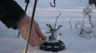 Adam bir yazıcı kış ormanda ışıklar. Turizm kavramı.