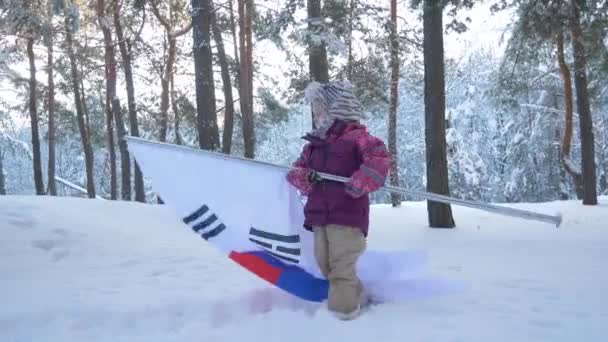 Bambina con la bandiera della Corea del Sud. foresta invernale . — Video Stock