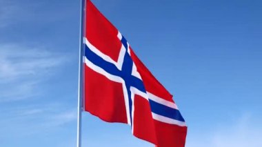 Kırmızı mavi çapraz Norveç ulusal bayrak ile yavaş yavaş beyaz bayrak direği üzerinde açık mavi gökyüzünde sallıyor.