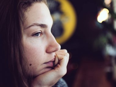 Kafede mola sırasında eğlenmek çekici kadın uluslararası öğrenci portresi kapatın.