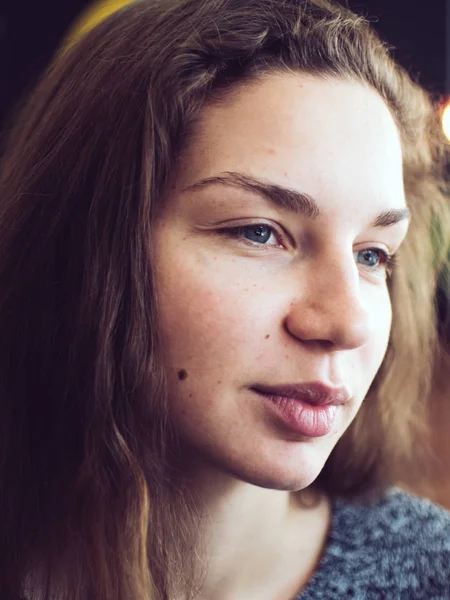 Zblízka portrétní atraktivní studentka mezinárodní baví během přerušení v kavárně. — Stock fotografie