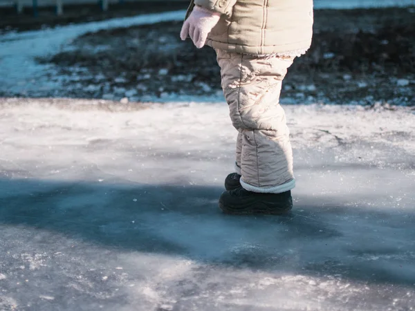 Egy jégen járó lány lábai. — Stock Fotó