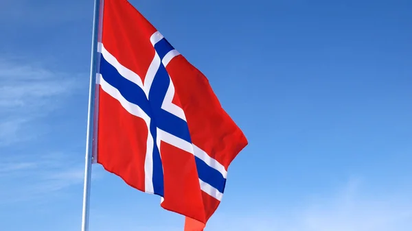 Gökyüzünde Norveç bayrağı. — Stok fotoğraf