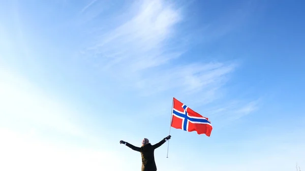 Kvinne med norway-flagg på toppen. Vellykket viner-konsept – stockfoto