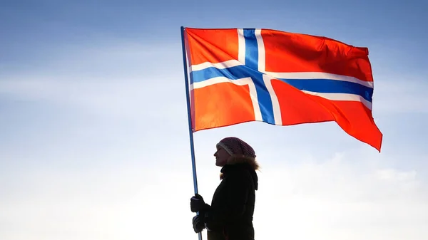 Vrouw met Noorwegen vlag op het hoogste punt. Succesvolle winer consept — Stockfoto