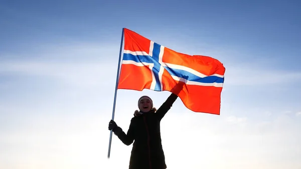 Vrouw met Noorwegen vlag op het hoogste punt. Succesvolle winer consept — Stockfoto