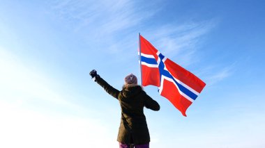 Norveç bayrağı üst noktası olan kadın. Başarılı winer consept