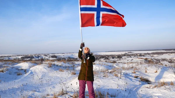 Norveç bayrağı üst noktası olan kadın. Başarılı winer consept — Stok fotoğraf