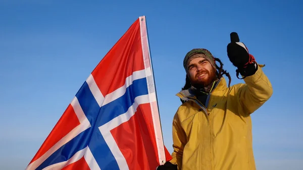Norveç fan bir bayrak ile onun takım destekler — Stok fotoğraf