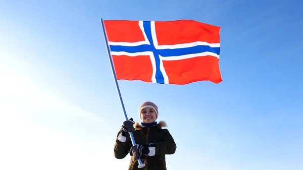 Norveç bayrağı üst noktası olan kadın. Başarılı winer consept — Stok fotoğraf
