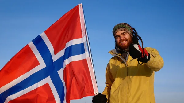 Noorse ventilator met een vlag, ondersteunt zijn team — Stockfoto