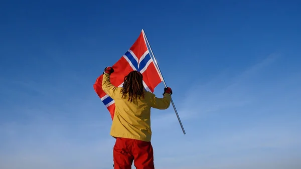 Man met Noorwegen vlag op het hoogste punt. Succesvolle winer consept — Stockfoto
