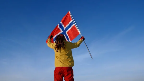 Man met Noorwegen vlag op het hoogste punt. Succesvolle winer consept — Stockfoto