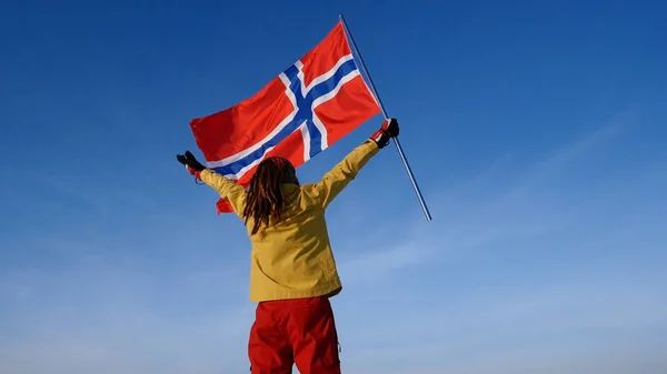 Человек с норвейским флагом на верхней точке. Концепция успешного винодела — стоковое фото
