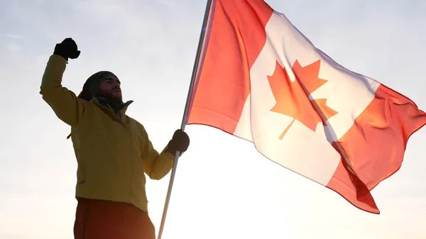 Ο άνθρωπος στην κορυφή με καναδική σημαία. Έννοια του νικητή και το κίνητρο — Φωτογραφία Αρχείου