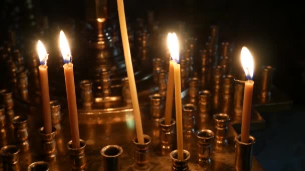 Свічки в церкві. Місце для молитов і прохань — стокове відео