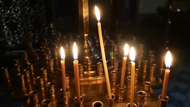 Svíčky v církvi. Místo pro modlitby a petice — Stock video