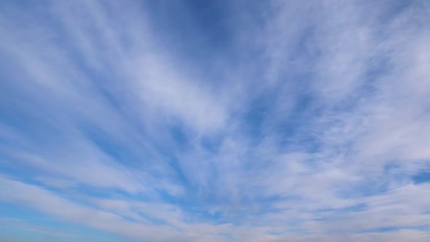 Des tours de temps de nuages sur le ciel bleu . — Video