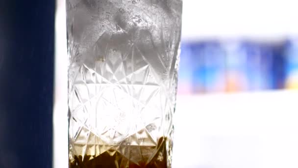 De barman maatregel hoeveelheden voor een perfecte cocktail. — Stockvideo