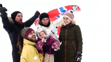 Norveç hayranları ile ulusal bayrak.
