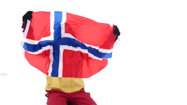 Norwegian fan with national flag screams. Winter sports competitions. — Stock Video