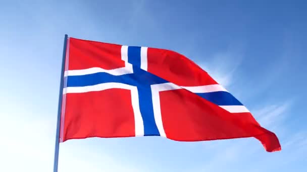 Rött med blå korset norska medborgare sjunker viftande sakta i den klara himlen på vit flaggstång. — Stockvideo