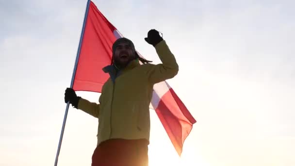 Канадський вентилятор з Національний прапор проти неба. Концепція підтримки і патріотизм — стокове відео