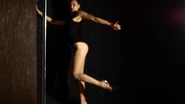 Jovem dançarina striptease sexy. língua sexy para fora: bela jovem posando. silhueta de muito stripper mulher posando no estúdio em um fundo escuro — Vídeo de Stock