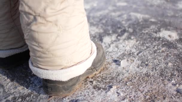 貧しいウクライナの子。靴と道路のクローズ アップ. — ストック動画