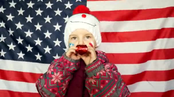 Flicka på bakgrunden av den amerikanska flaggan. support för fläkt — Stockvideo