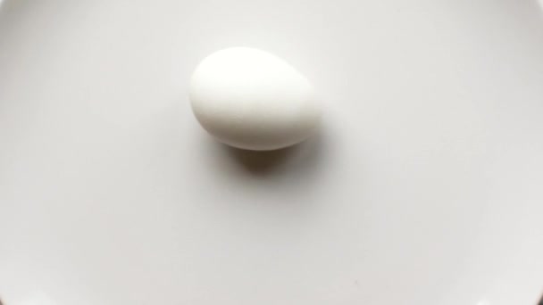 Rotazione delle uova su sfondo bianco. concetto di tempo, in esecuzione sul posto . — Video Stock