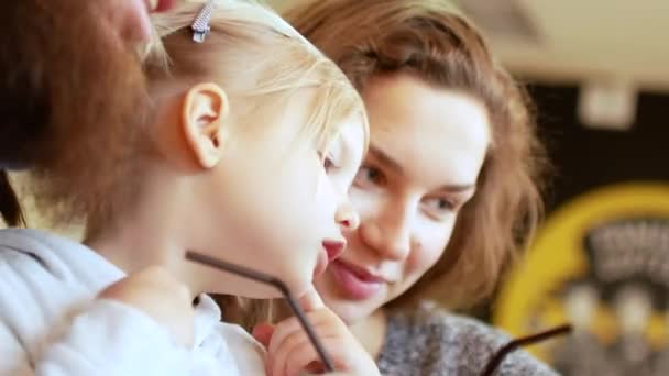 Mamma e figlia nella loro macchina fotografica — Video Stock