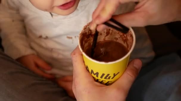 Кубок какао в Кафе в руках — стоковое видео