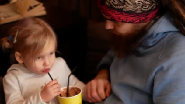 Papá y su hija beben cacao Café — Vídeos de Stock