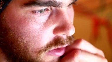 bir adam portresi closeup bilgisayarda çalışır