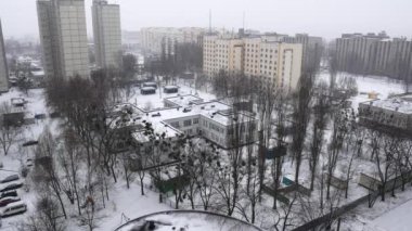 Kar blizzard şehrin havadan görünümü arka planı.