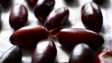 Bir fırın tepsisine ve kuru tarihleri yalan