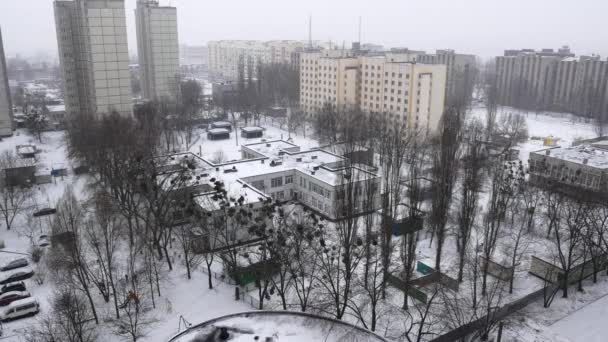 Nieve ventisca contra el fondo de la ciudad, vista aérea . — Vídeos de Stock