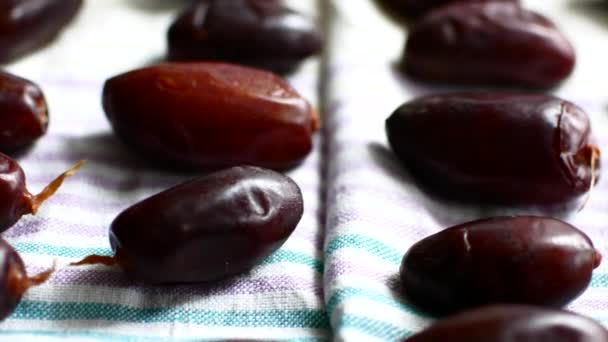 Les dates reposent sur une plaque à pâtisserie et sèchent — Video