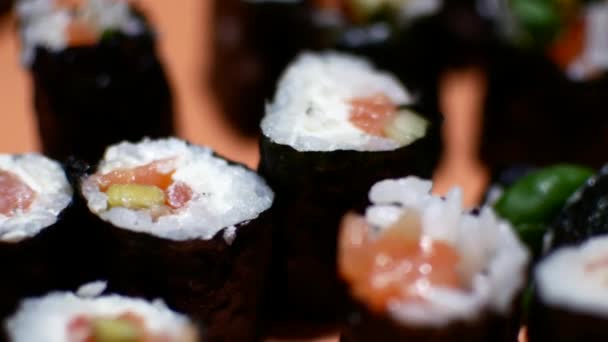 Preparação de sushi em casa close-up . — Vídeo de Stock