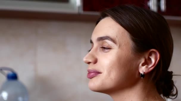Opłaty za narzeczonych. Make-up artist robi makijaż dla dziewczyny. — Wideo stockowe