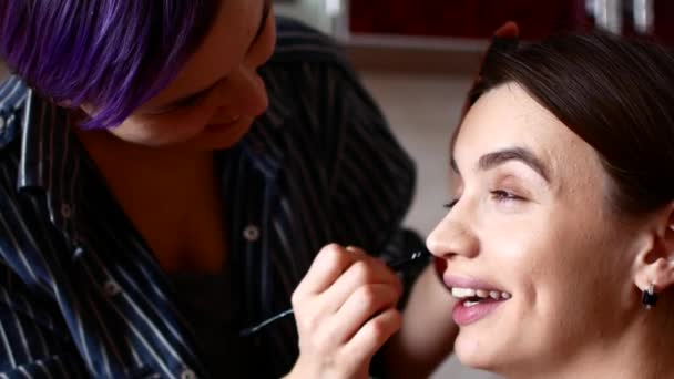 Os honorários das noivas. Maquiagem artista faz maquiagem para a menina . — Vídeo de Stock