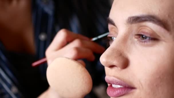 Opłaty za narzeczonych. Make-up artist robi makijaż dla dziewczyny. — Wideo stockowe