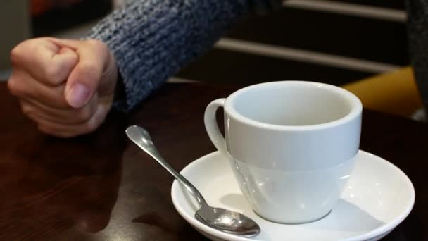 Primer plano de las manos y taza de té, mujer gesticulando mientras cuenta una historia . — Vídeo de stock