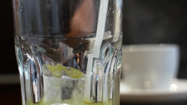 Eine Tasse und ein Glas im Restaurant. — Stockvideo