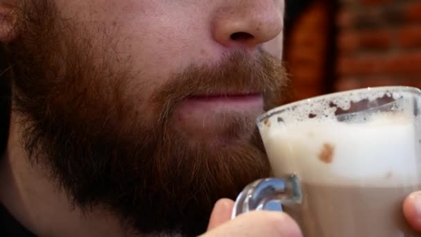 Zbliżenie: Brodaty mężczyzna pitnej cappuccino. — Wideo stockowe