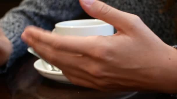 Primer plano de las manos y taza de té, mujer gesticulando mientras cuenta una historia . — Vídeos de Stock