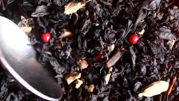 Fekete tea, bogyók, egy evőkanál tea részlete. — Stock videók