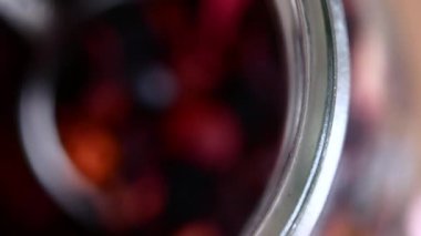 Kuru meyveler, çaydan yakın çekim bir kaşık çay.